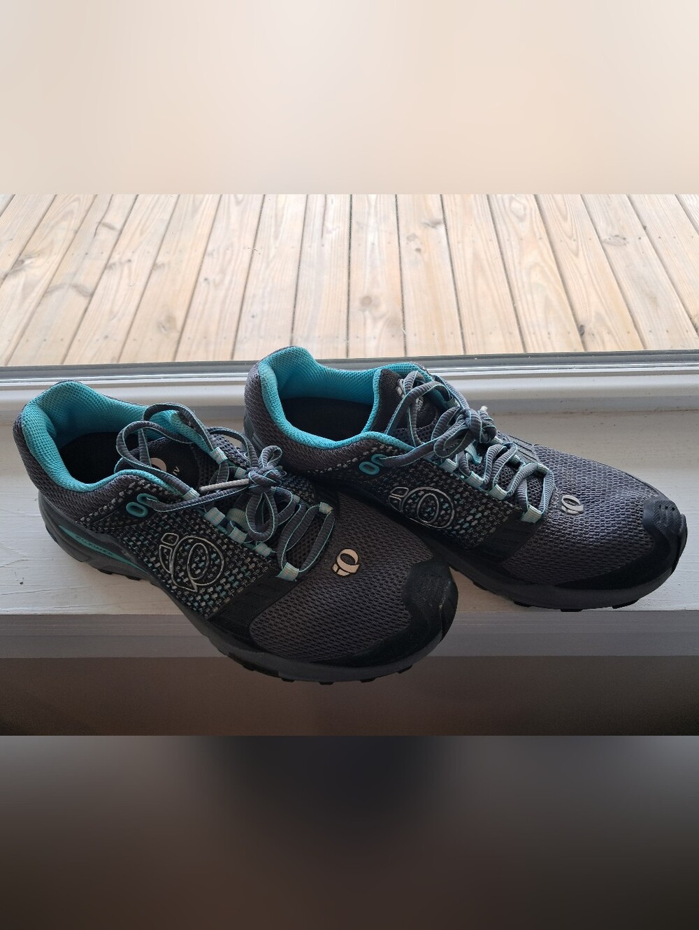 Pearl Izumi Gray and Teal Trail Running Sneakers